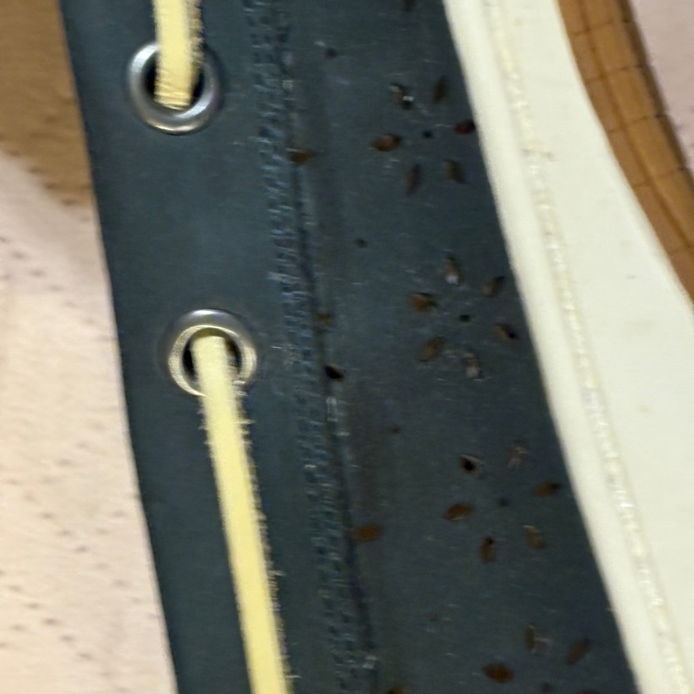 Navy & Tan leather moccasin look shoes with floral cut out design - size… - Picture 4 of 9